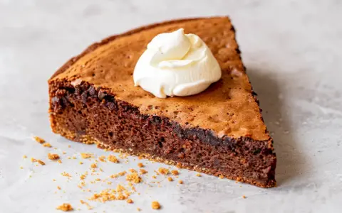 En saftig chokladkaka med en klick grädde, perfekt för dig som vill baka med proteinpulver och njuta av något gott.