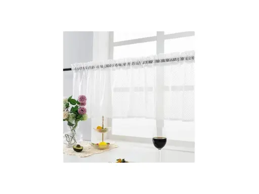 Vit gardinkappa och längder med spetskant hänger för ett fönster. Blommor, frukt och ett glas vin på fönsterbrädan.