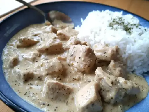 En krämig kycklinggryta med ris, perfekt för en mysig middag.