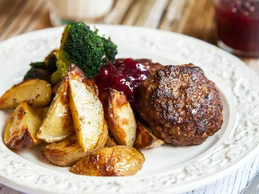 En saftig pannbiff med rostade potatisklyftor, broccoli och lingonsylt. Ett klassiskt svenskt pannbiff recept som passar alla.