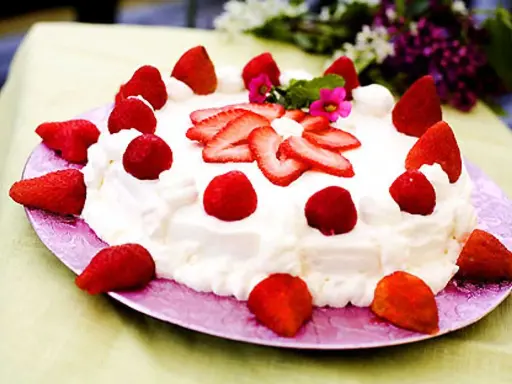 En härlig jordgubbstårta med vispgrädde, perfekt för ett sommarfika. Ett enkelt tårta recept att följa.