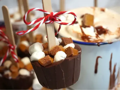 Chokladkoppar med marshmallows och kola, perfekta för ett lyxigt varm choklad recept. Enkelt och gott!