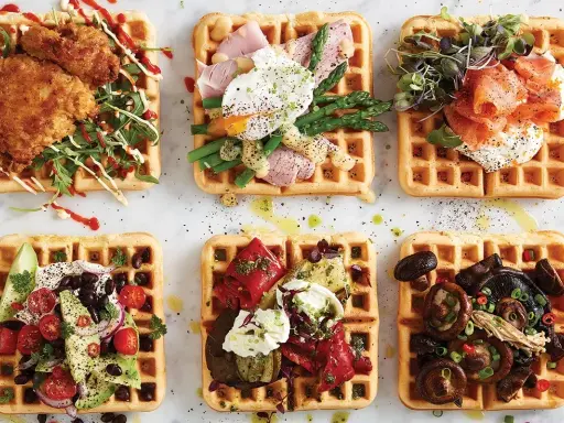 Sex matiga våfflor med olika toppingar: friterad kyckling, lax, ägg och sparris, avokado och bönor, grillade grönsaker, och svamp.