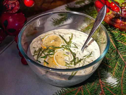 Krämig senapssill med citron och dill, perfekt för julbordet. Ett enkelt senapssill recept att lyckas med.