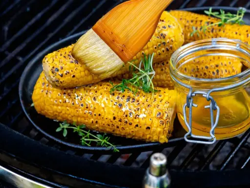 Grilla majskolv på grillen, pensla med smält smör och garnera med färska örter. En härlig sommardessert!