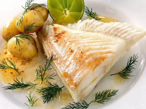 En läcker bit piggvar med dill, citron och småpotatis. Ett enkelt och gott recept på piggvar.