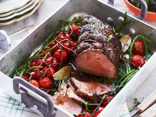 Saftig rostbiff med körsbärstomater och haricots verts i ugnsform. Ett perfekt rostbiff recept för en härlig middag.