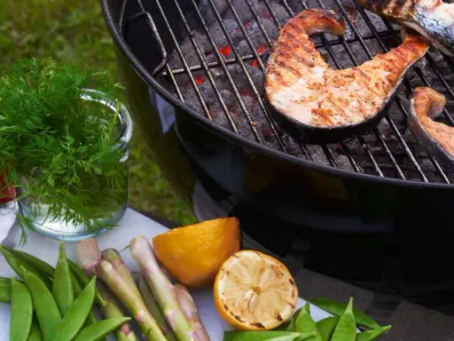 Grillad laxsida med färska grönsaker och citron. En härlig sommarmåltid som väntar.