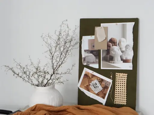 Moodboard inredning med inspiration från sovrum, byster och naturmaterial.