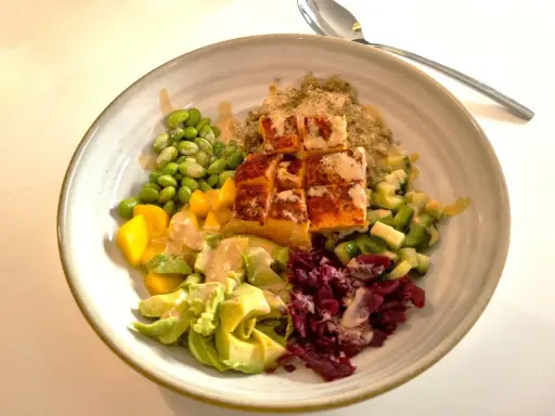 En härlig sommarmiddag med lax, quinoa, edamamebönor, mango, avokado och rödbetor. Ett perfekt sommarmiddag recept!