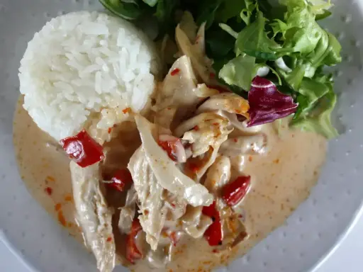 Kyckling i krämig sås med ris och sallad. En smakrik rätt med kyckling och mango chutney.