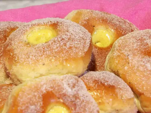 Färska vaniljbullar med socker och vaniljkräm. Ett härligt recept för fikat!