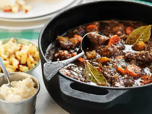 En mustig kalops i gjutjärnsgryta, med morötter och lagerblad. Serveras med äppelkompott och potatismos. Ett klassiskt kalops recept.