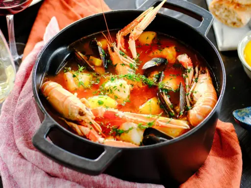 En härlig bouillabaisse med räkor, musslor och potatis i en mustig buljong. Perfekt för en mysig kväll.