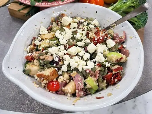 En härlig kycklingsallad med fetaost, soltorkade tomater och pumpafrön. Ett perfekt kycklingsallad recept för en lätt lunch.