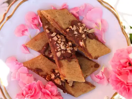 Småkakor med choklad och nötter, perfekta till fikat. Ett enkelt kolakakor recept att prova!