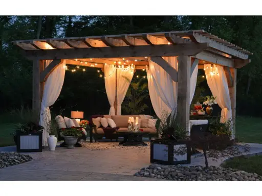 En mysig belysning uterum med draperade gardiner och bekväma möbler. Perfekt för sena sommarkvällar.
