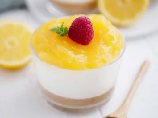 Enkel dessert i glas med citronsmak, toppad med hallon och mynta. En perfekt avslutning på måltiden.