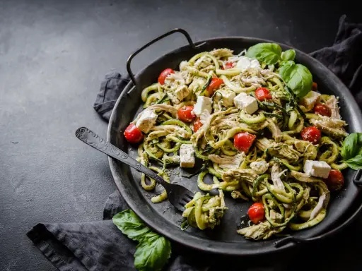 Zucchinipasta med kyckling, fetaost och tomater. Ett perfekt keto recept för en snabb och god middag.