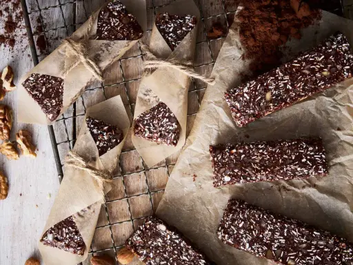 Chokladiga proteinbars recept med nötter och kokos. Perfekt för mellanmål!