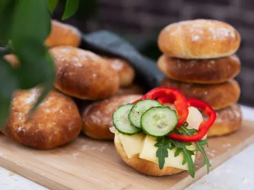 Nybakade tekakor, perfekta för en snabb och god lunch. Ett recept på tekakor som ger fluffiga och goda bröd.