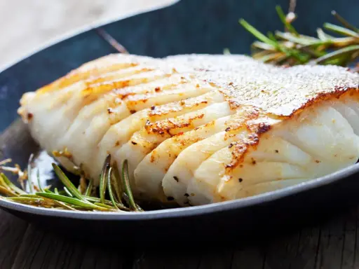 En perfekt stekt torskrygg med krispig yta, serverad med rosmarin i en gjutjärnspanna. Ett enkelt och gott torsk recept.