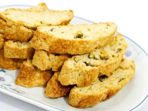 En hög med gyllene skorpor med pistagenötter, perfekta för ett enkelt skorpor recept.