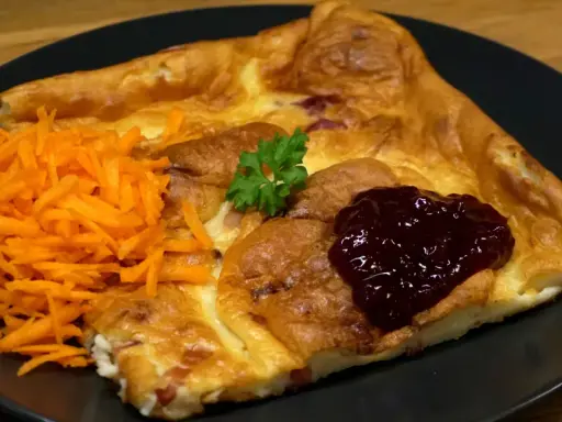 En gyllene tjockpannkaka med sylt och riven morot, perfekt för ett tjockpannkaka recept.