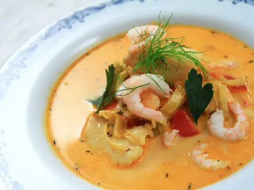 En krämig fisksoppa med saffran, räkor och dill. En härlig rätt som värmer.