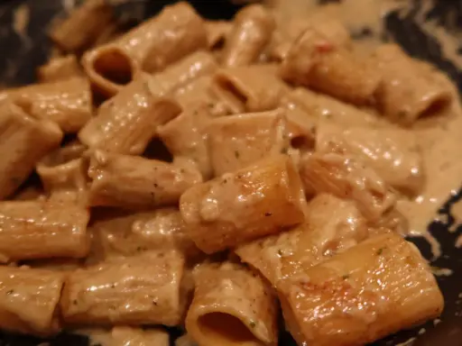 Rigatoni i krämig sås, perfekt för ett snabbt skinksås recept.