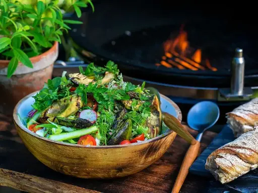 En härlig sallad till grillat, fylld med grillade grönsaker, färska örter och krispiga rädisor. Perfekt som tillbehör till sommarens grillkvällar.