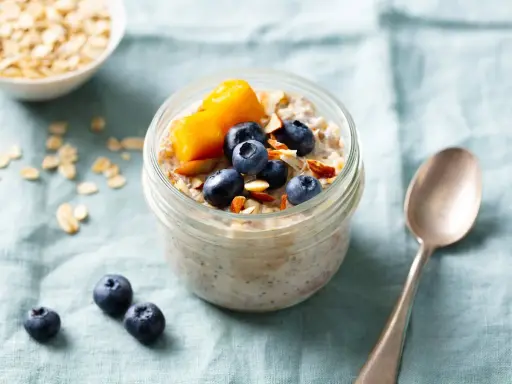Overnight oats med mango, blåbär och mandel i ett glas. En perfekt start på dagen!