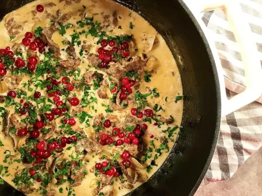 Krämig renskav med lingon och persilja, perfekt för ett klassiskt renskav recept.