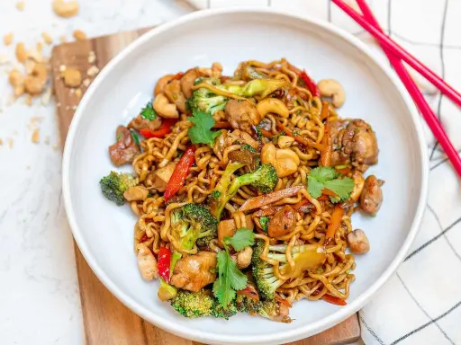 Enkel middag med nudlar, kyckling, broccoli, paprika och cashewnötter. En färgstark och smakrik rätt.
