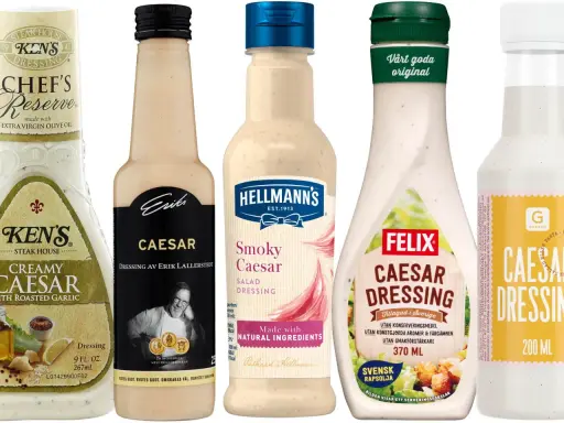 Flera flaskor caesardressing, inklusive Ken's, Hellmann's Smoky Caesar och Felix. Perfekt för ditt nästa caesardressing recept!