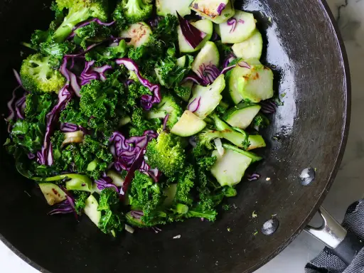 Grönkål, broccoli och rödkål i en wok. Ett härligt sallad recept för en hälsosam måltid.