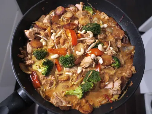 En smakrik tonfiskrätt i panna med broccoli, cashewnötter och en krämig sås. Ett perfekt tonfisk recept för middagen.