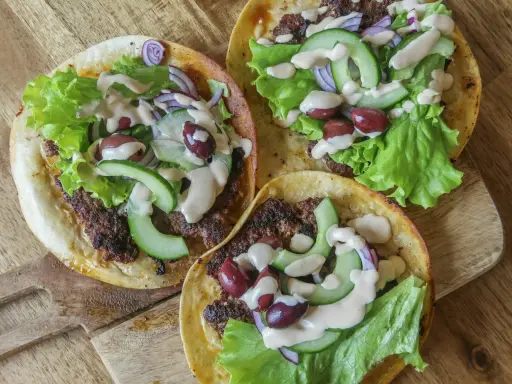 Tre läckra kebab-inspirerade tacos med köttfärs, sallad, gurka, rödlök och oliver. Ett enkelt kebab recept för en snabb middag.