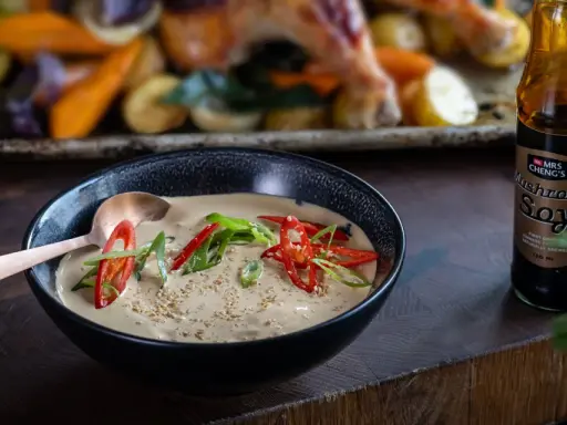 En krämig kall sås till kyckling, toppad med chili och salladslök. En flaska Mrs. Cheng's Mushroom Soy står bredvid.