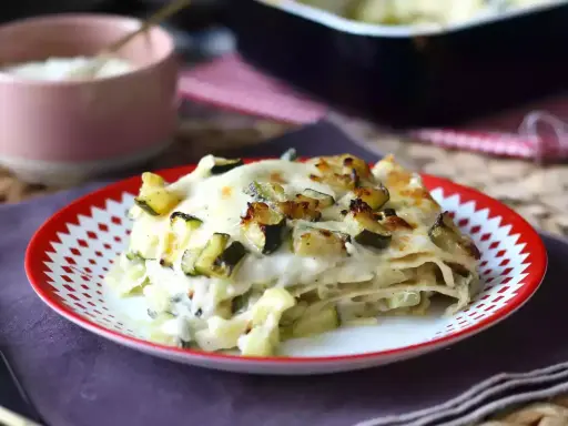 En portion krämig vegetarisk lasagne med zucchini, toppad med gyllene ost.