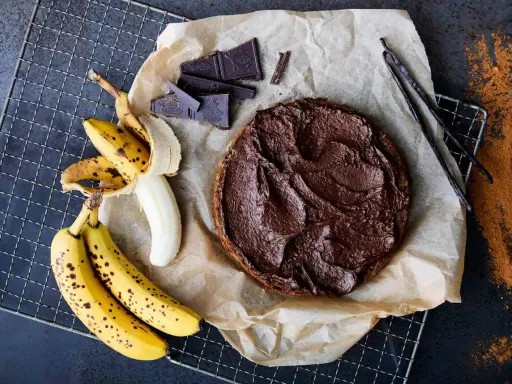 En läcker banankaka med chokladfrosting, bananer, chokladbitar och vaniljstänger. Perfekt för fikat!