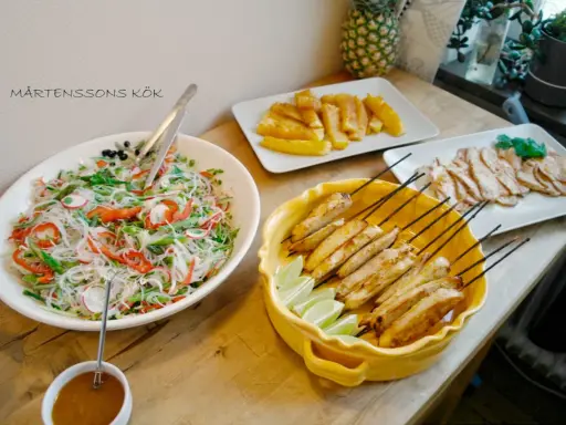 En härlig buffé med nudelsallad, kycklingspett och skivat kött. Perfekt för ett somrigt buffé recept!