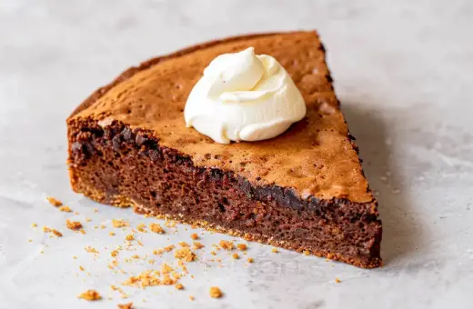 En saftig chokladkaka med en klick grädde, perfekt för dig som vill baka med proteinpulver och njuta av något gott.