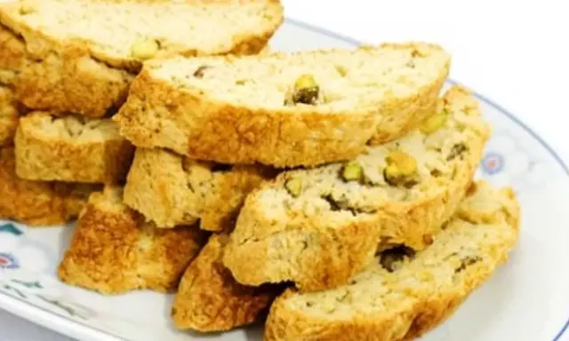 En hög med gyllene skorpor med pistagenötter, perfekta för ett enkelt skorpor recept.
