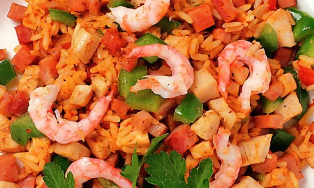 En närbild av en läcker jambalaya med ris, räkor, kyckling, korv och paprika. Perfekt för ett jambalaya recept!