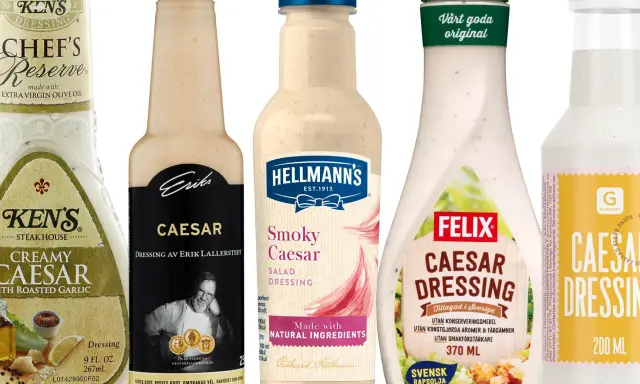 Flera flaskor caesardressing, inklusive Ken's, Hellmann's Smoky Caesar och Felix. Perfekt för ditt nästa caesardressing recept!
