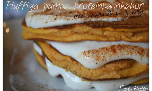 Fluffiga pumpa proteinpannkakor med kesella & vaniljkräm. Ett gott recept för en hälsosam frukost eller mellanmål.