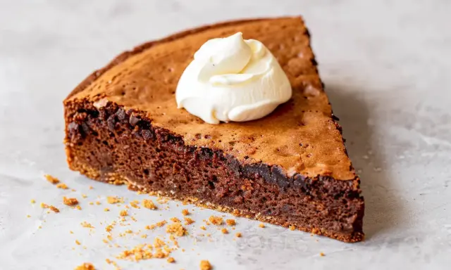 En saftig chokladkaka med en klick grädde, perfekt för dig som vill baka med proteinpulver och njuta av något gott.
