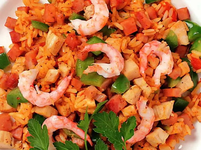 En närbild av en läcker jambalaya med ris, räkor, kyckling, korv och paprika. Perfekt för ett jambalaya recept!