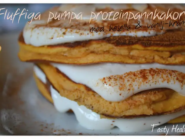 Fluffiga pumpa proteinpannkakor med kesella & vaniljkräm. Ett gott recept för en hälsosam frukost eller mellanmål.